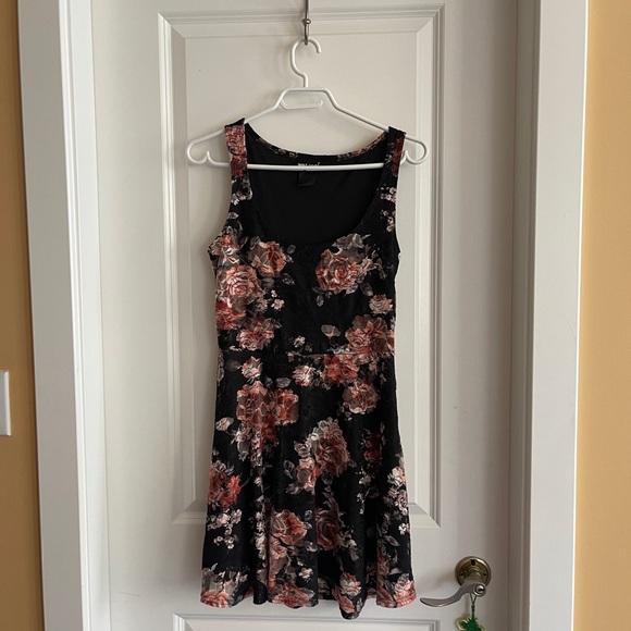 Lovely little cute dress - Picture 2 of 3